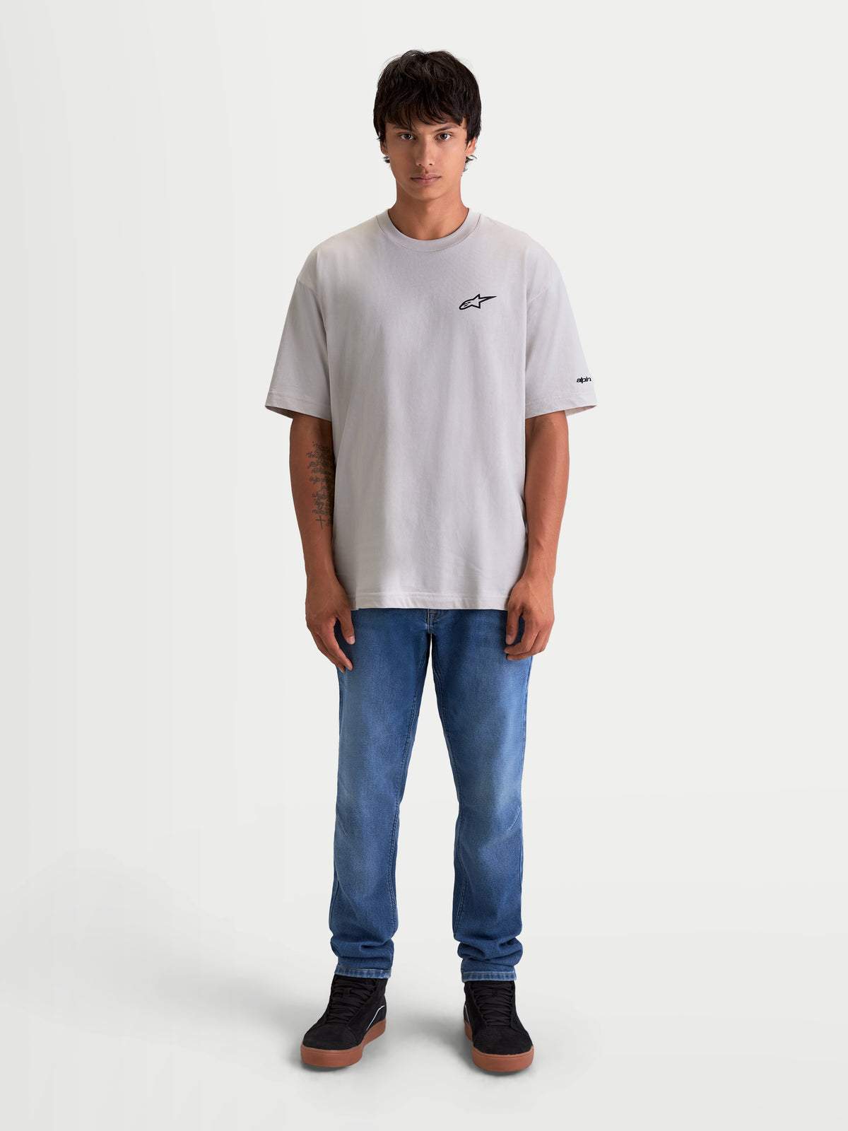 Alpinestars Mandate Oversized CSF t-shirt, kortärmad sportswear-t-shirt för herr, cementgrå, avslappnad oversized passform med svart pufftryckt Astars-logotyp på bröstet, tillverkad i bomulls- och polyesterblandning.