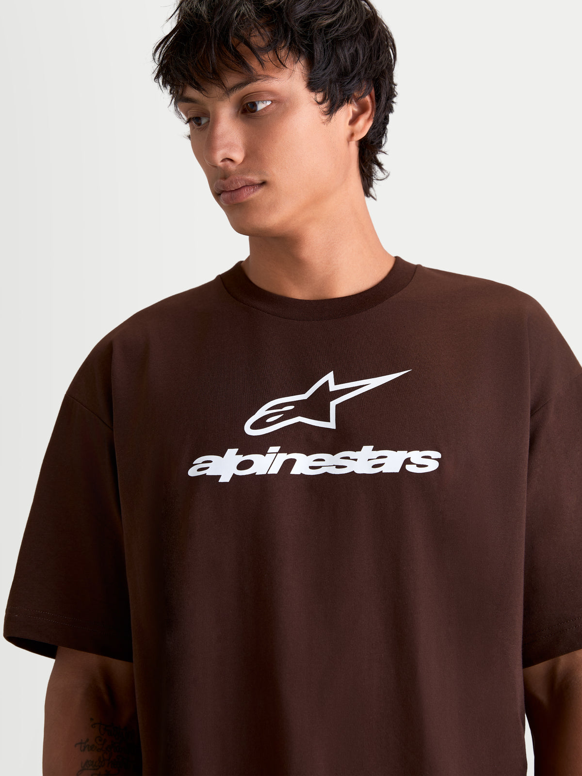 Alpinestars Prelude Oversized CSF t-shirt, kortärmad sportswear t-shirt för herrar, brun med vit Astars-logotyp och Alpinestars ordmärke på bröstet, oversized passform, mjuk bomullsblandning.