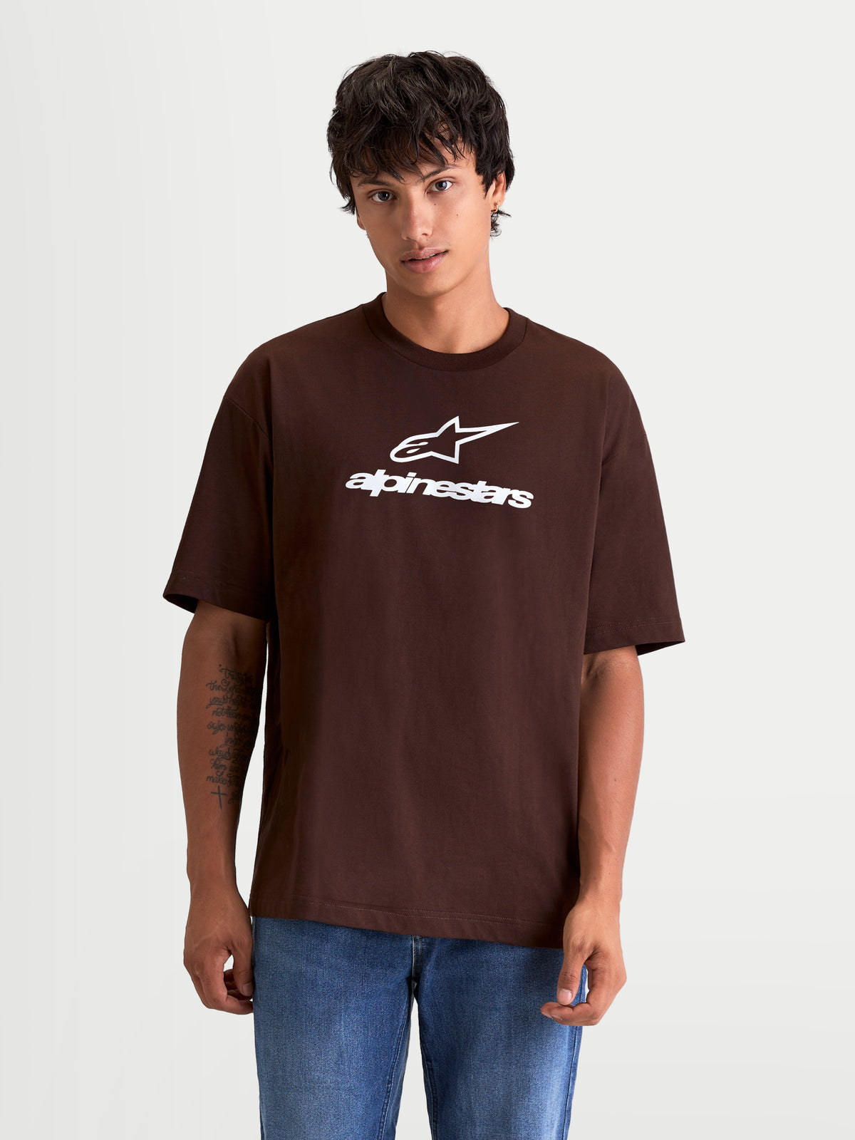 Alpinestars Prelude Oversized CSF t-shirt, kortärmad sportswear-t-shirt, brun med vit Astars-logotyp på bröstet, avslappnad oversized passform, kammad bomull och polyester
