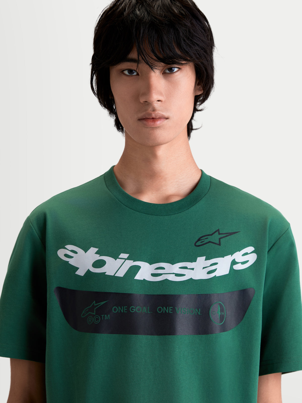 Alpinestars Singular CSF t-shirt, grön kortärmad herr-t-shirt för vardagsbruk med vit böjd Alpinestars-ordgrafik och svart band med mottot One Goal One Vision, premium bomulls- och polyesterblandning.