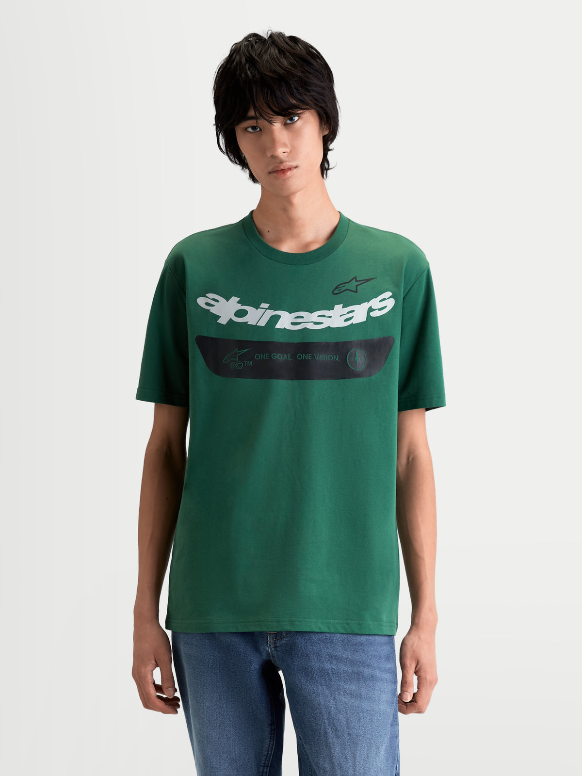 Alpinestars Singular CSF T-shirt, grön kortärmad t-shirt på modell med vit böjd ordgrafik och svart bröstgrafik, motorsportinspirerad casual-topp.