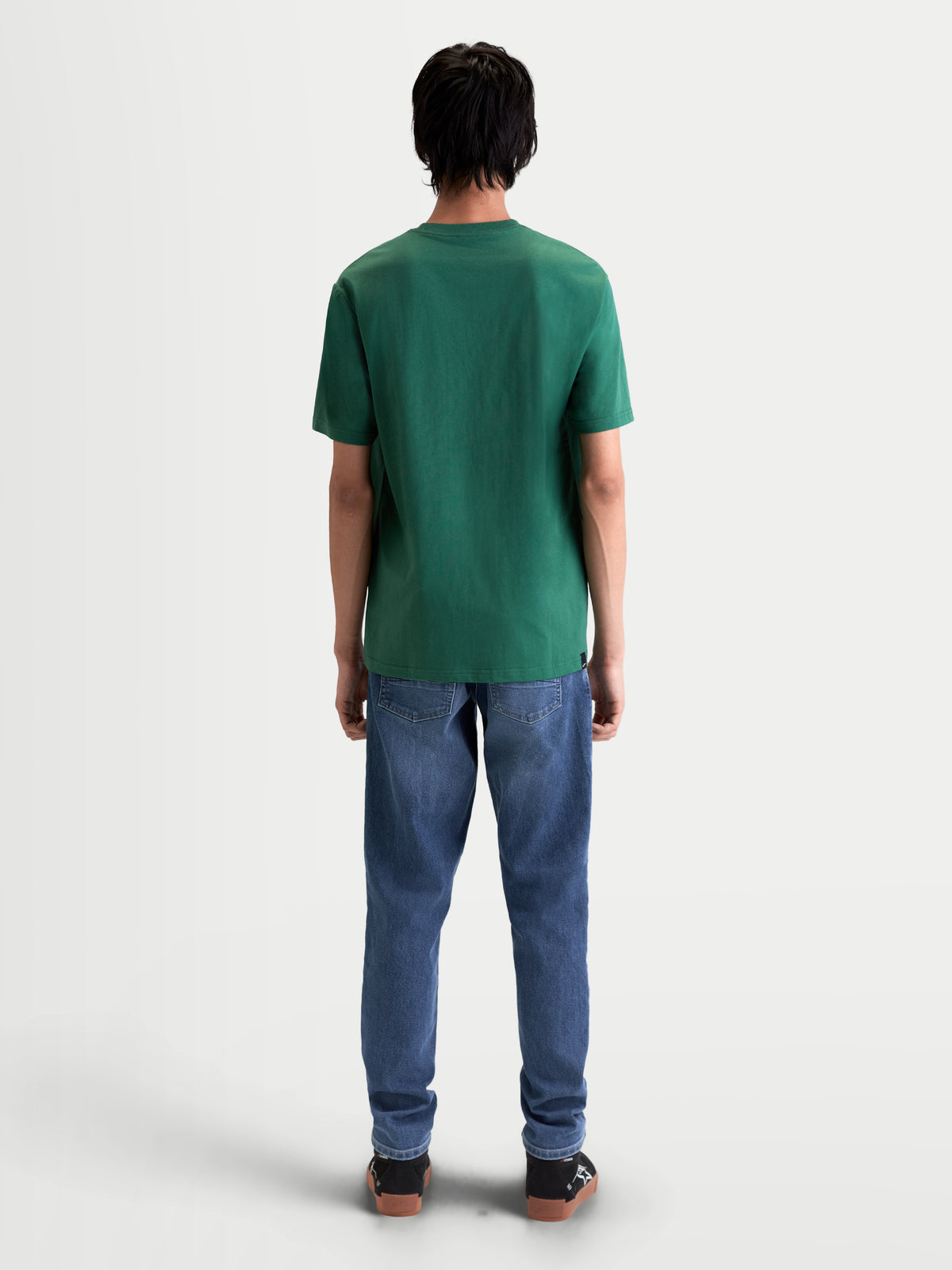 Alpinestars Singular CSF t-shirt, grön kortärmad t-shirt för herrar, sedd bakifrån på modell, mjuk bomulls- och polyesterblandning, premium vardagskläder med motorsportattityd.
