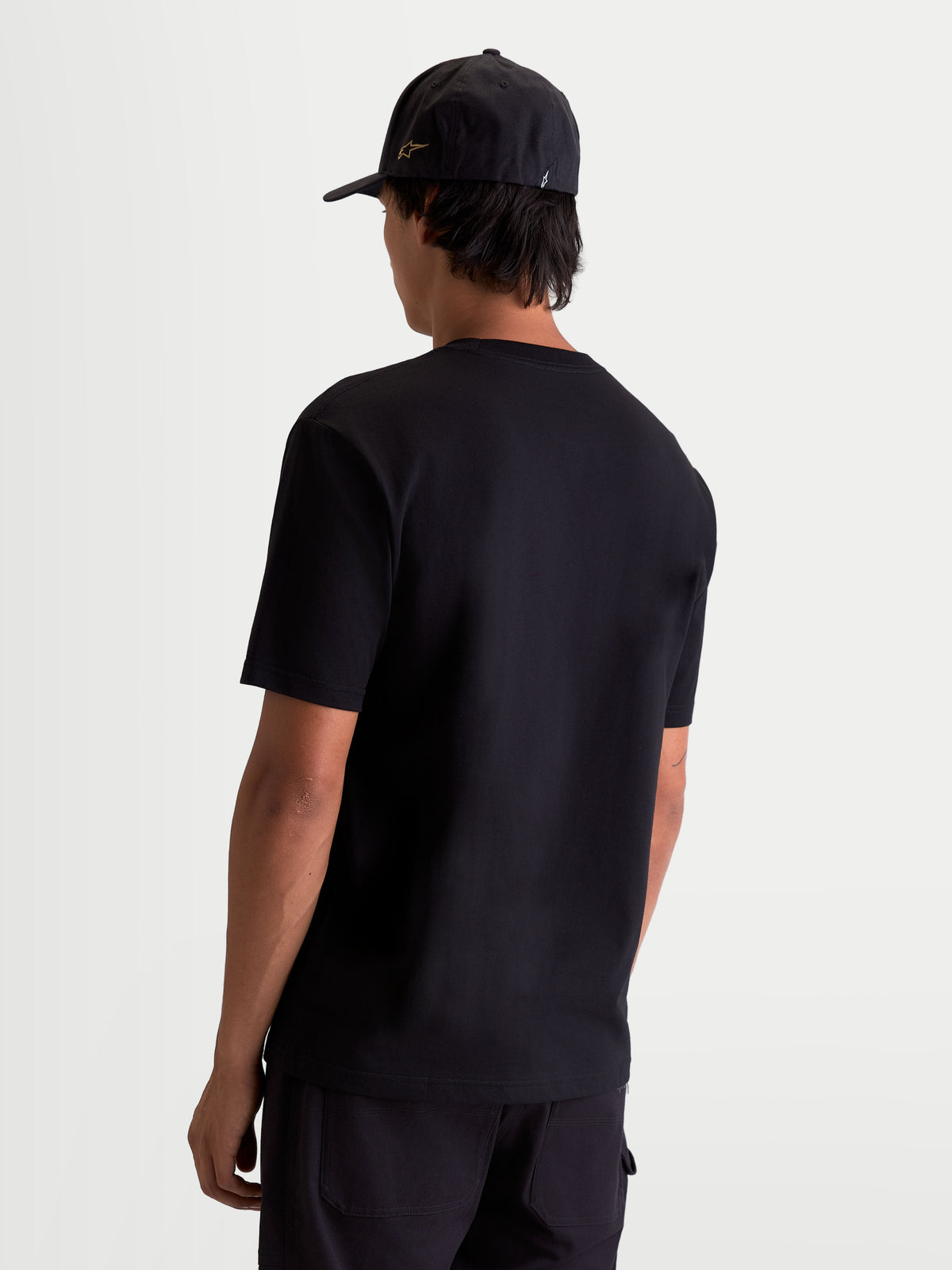 Alpinestars Cypress CSF t-shirt, kortärmad herr-t-shirt för sportswear, svart, baksida på modell, premium bomulls- och polyesterblandning för vardagskomfort
