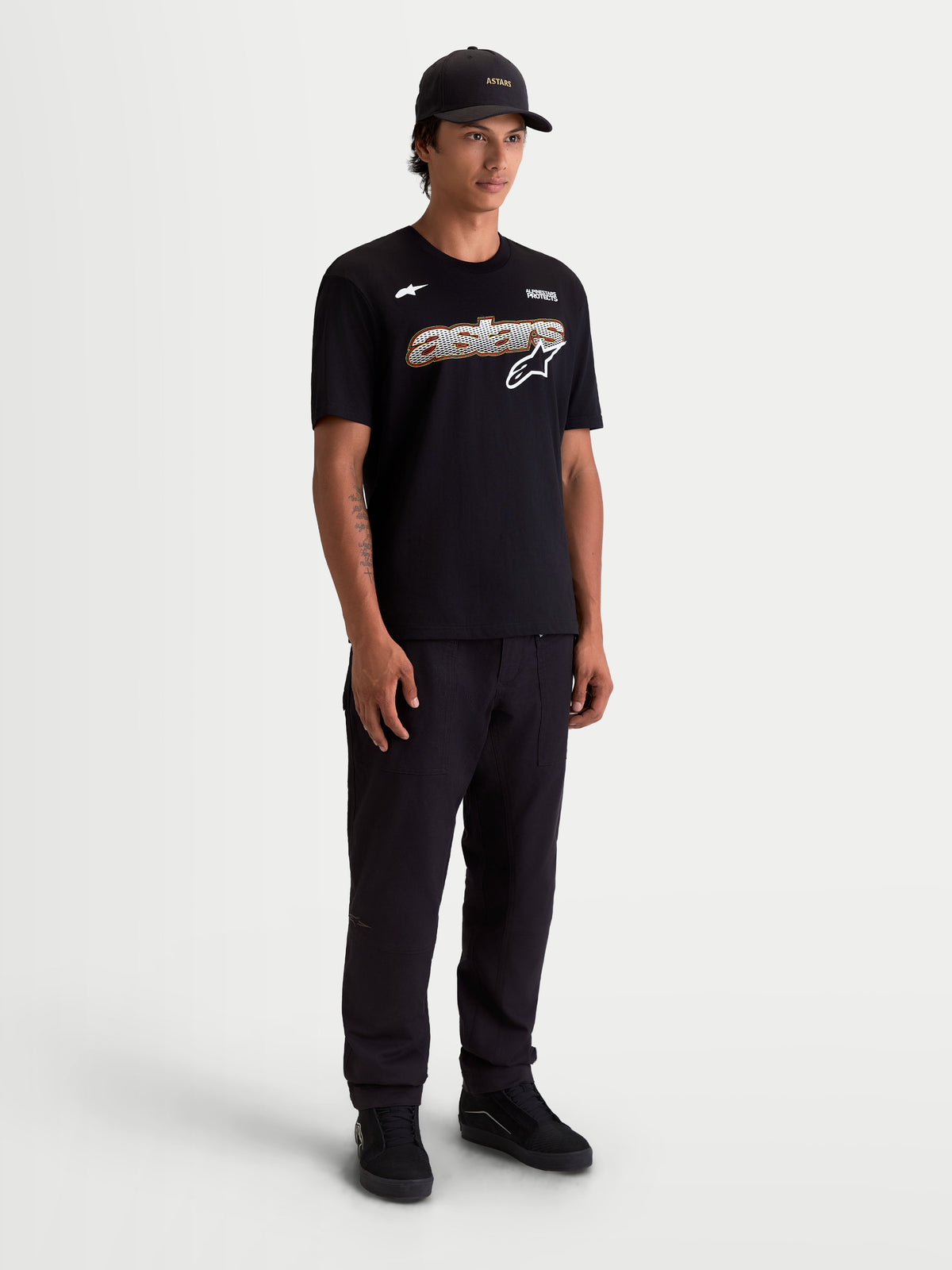 Alpinestars Cypress CSF t-shirt, svart kortärmad herr-t-shirt med Astars Word-grafik och logotyp på bröstet, premium bomull- och polyesterblandning, helkroppsbild på modell