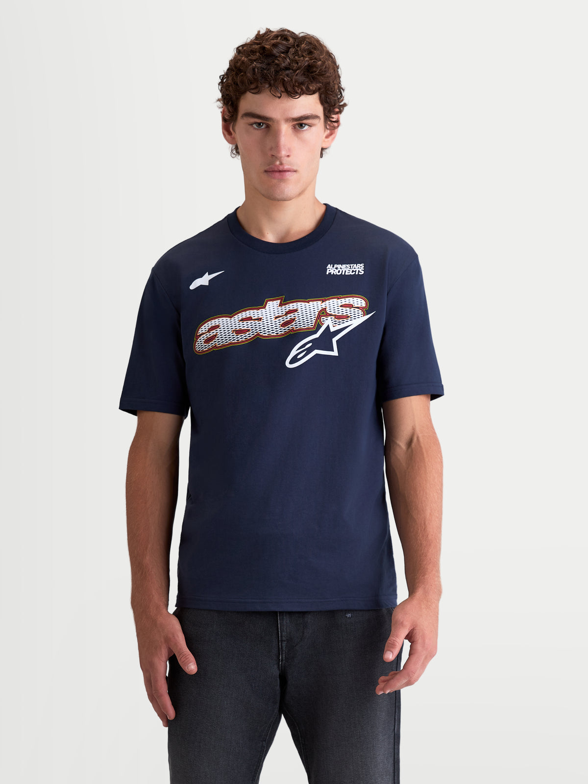 Alpinestars Cypress CSF t-shirt, marinblå kortärmad t-shirt på modell, unisex sportswear med Astars-logotyp i mesh-stil på bröstet, vita och röda detaljer, mjuk bomulls- och polyesterblandning.