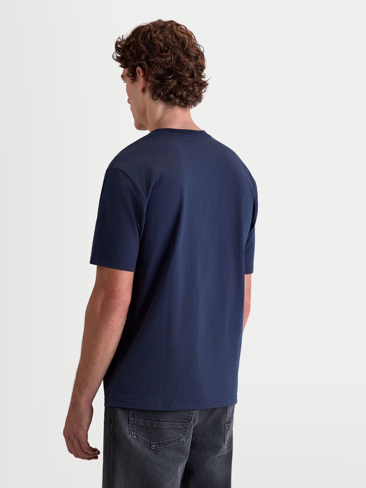 Alpinestars Cypress CSF t-shirt, marinblå kortärmad herrt-shirt sedd bakifrån på modell, tillverkad i en mjuk bomull-polyesterblandning för vardagskomfort.