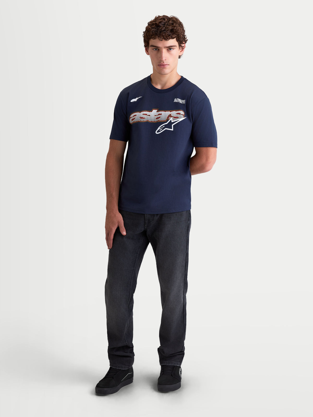 Alpinestars Cypress CSF T-shirt, kortärmad mörkblå t-shirt för herrar, sportswear med meshfylld Astars-grafik på bröstet, premium bomull- och polyesterblandning, modellvy
