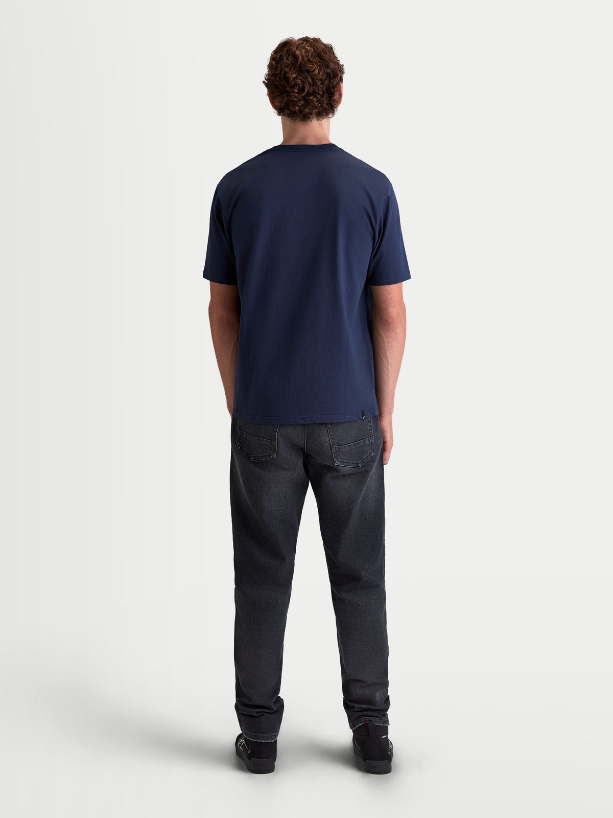 Alpinestars Cypress CSF t-shirt, mörkblå kortärmad t-shirt i sportswear-stil, vy bakifrån på modell, livsstilskläder i bomulls- och polyesterblandning.