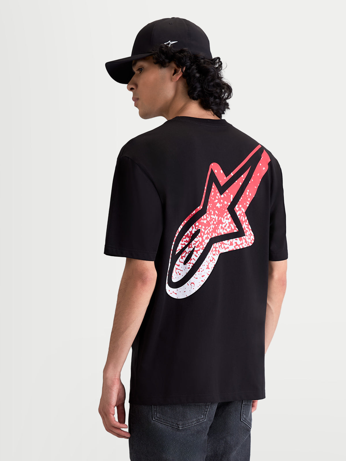 Alpinestars Meteor CSF t-shirt, kortärmad sportswear-t-shirt för herr, svart och röd, stor MX-inspirerad gradient Astars-logotyp på ryggen, modellvy bakifrån, mjuk bomulls- och polyesterblandning för vardaglig komfort.