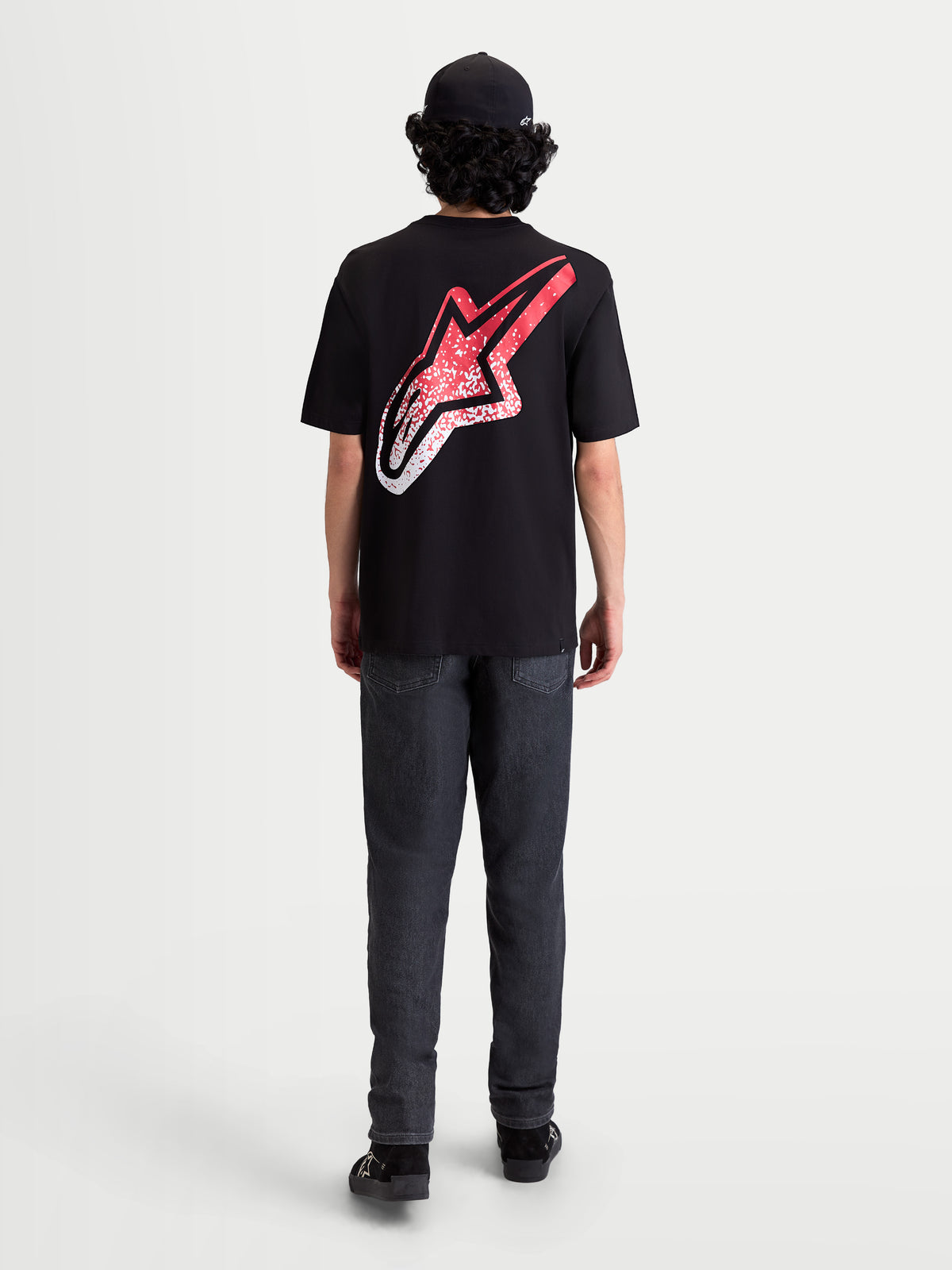 Alpinestars Meteor CSF t-shirt, kortärmad sportswear-t-shirt, svart med röd och vit MX-inspirerad gradientlogotyp på ryggen, stor Astars-logotyp, bekväm bomullsblandning, ryggvy på modell.