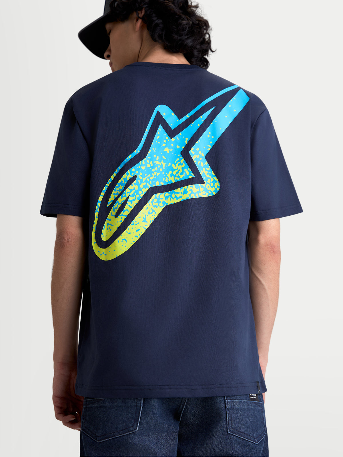 Alpinestars Meteor CSF t-shirt, kortärmad marinblå t-shirt med stor gul och blå Astars-logotyp på ryggen, motorsport-inspirerad streetwear för herrar och damer, bekväm bomullsblandning.