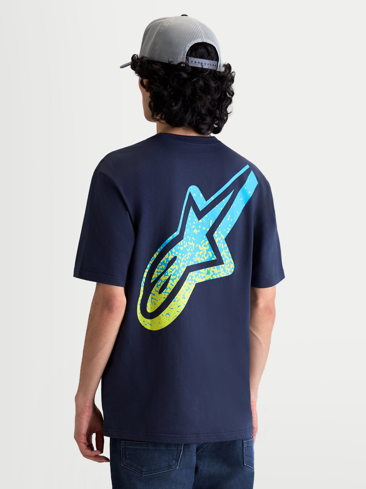 Alpinestars Meteor CSF t-shirt, marinblå kortärmad sportswear-t-shirt för herrar och damer, stor Astars-logotyp på ryggen med blå och limegrön MX-inspirerad gradient, visad bakifrån på en modell.