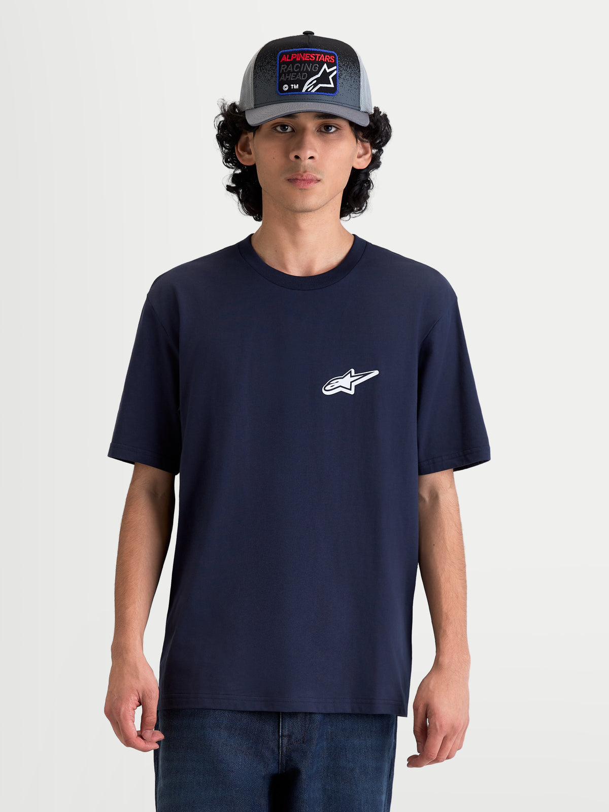 Alpinestars Meteor CSF t-shirt, marinblå kortärmad herr-t-shirt, liten vit Astars-logotyp på bröstet, mjuk bomulls- och polyesterblandning, frontvy på modell