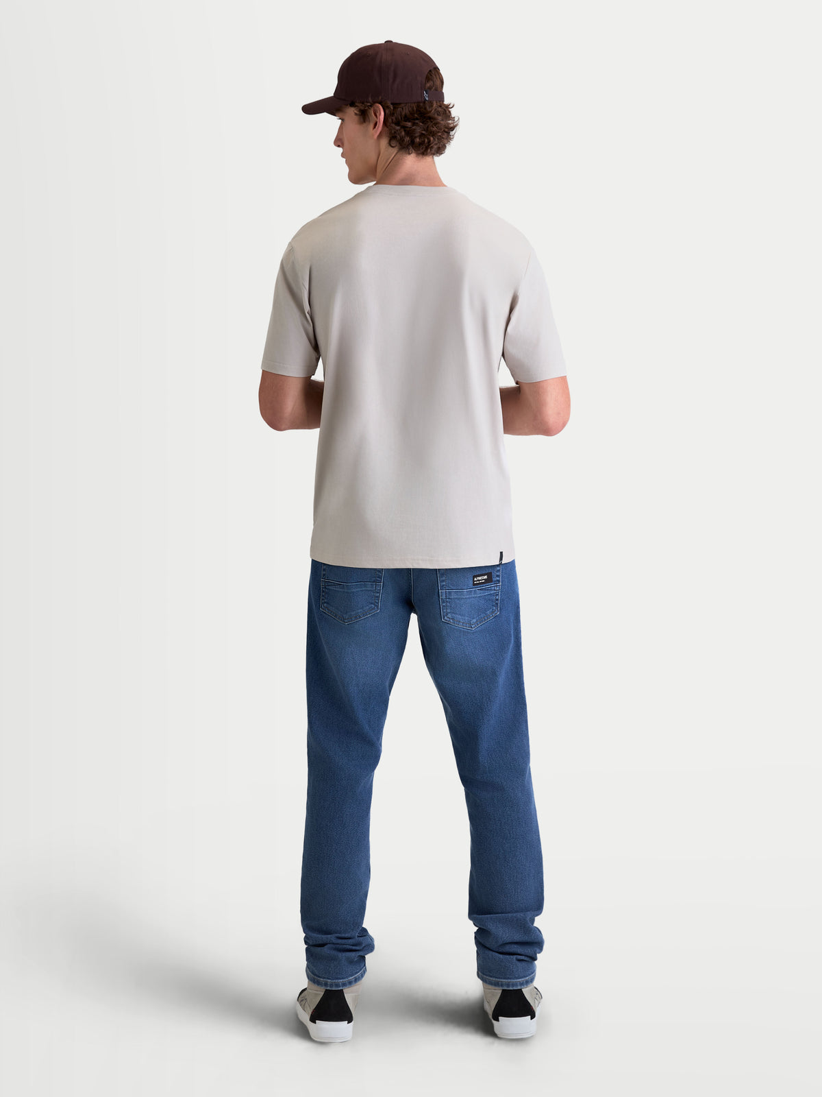 Alpinestars Elliptogrit CSF t-shirt, kortärmad sportswear t-shirt i cementgrå, vy bakifrån på modell, tillverkad i en mjuk bomulls- och polyestermix för en avslappnad motorsport-inspirerad stil.