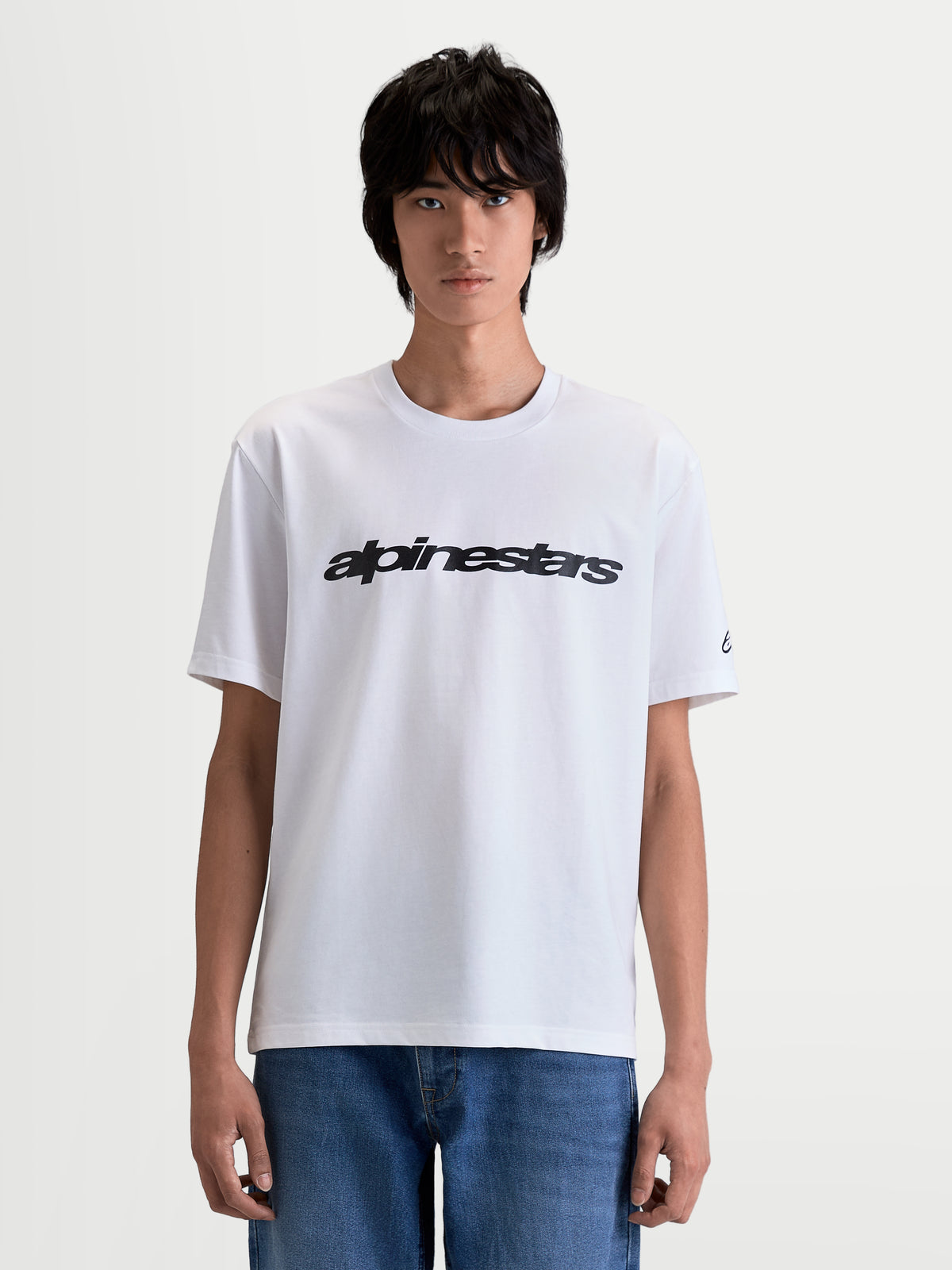 Alpinestars Race Wordmark CSF t-shirt, vit kortärmad t-shirt för herr, svart motorsport-ordmärke på bröstet och Ageless-logga på ärmen, framifrån på modell, bekväma vardagskläder i bomullsblandning