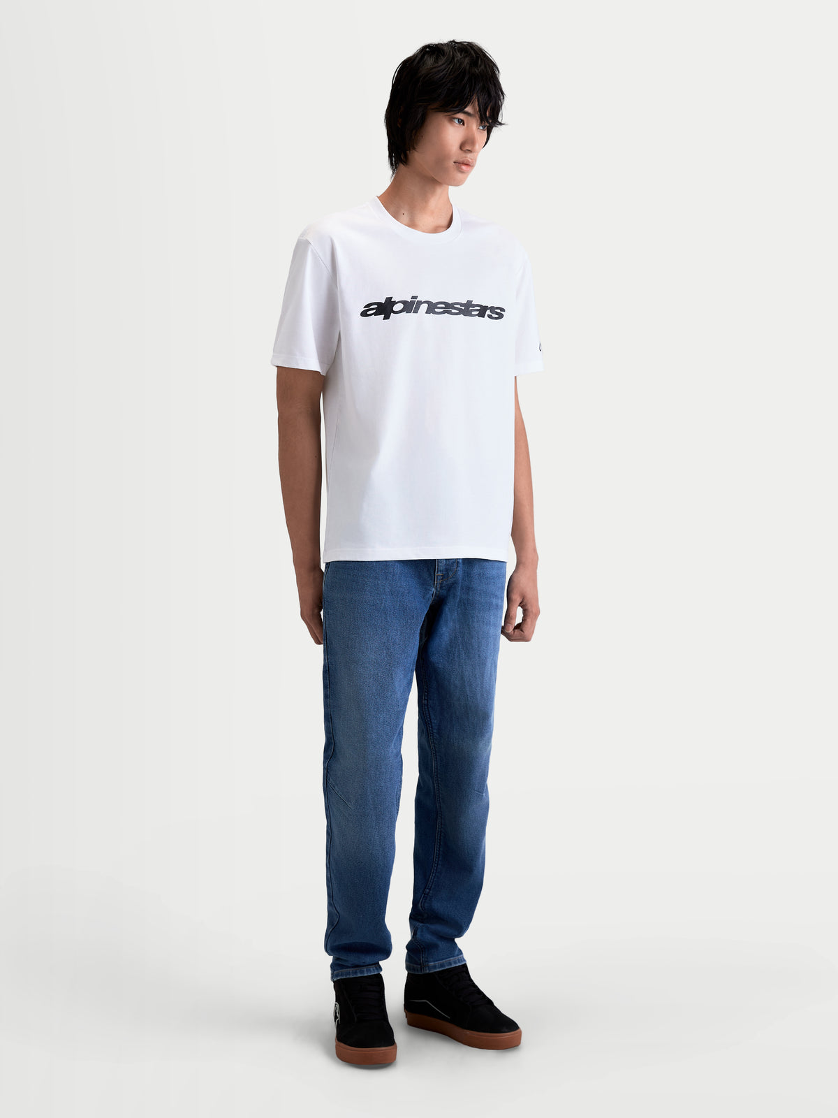 Alpinestars Race Wordmark CSF t-shirt, kortärmad t-shirt för vardagsbruk, vit och svart med motorsportinspirerad grafik på bröstet, visas på modell.