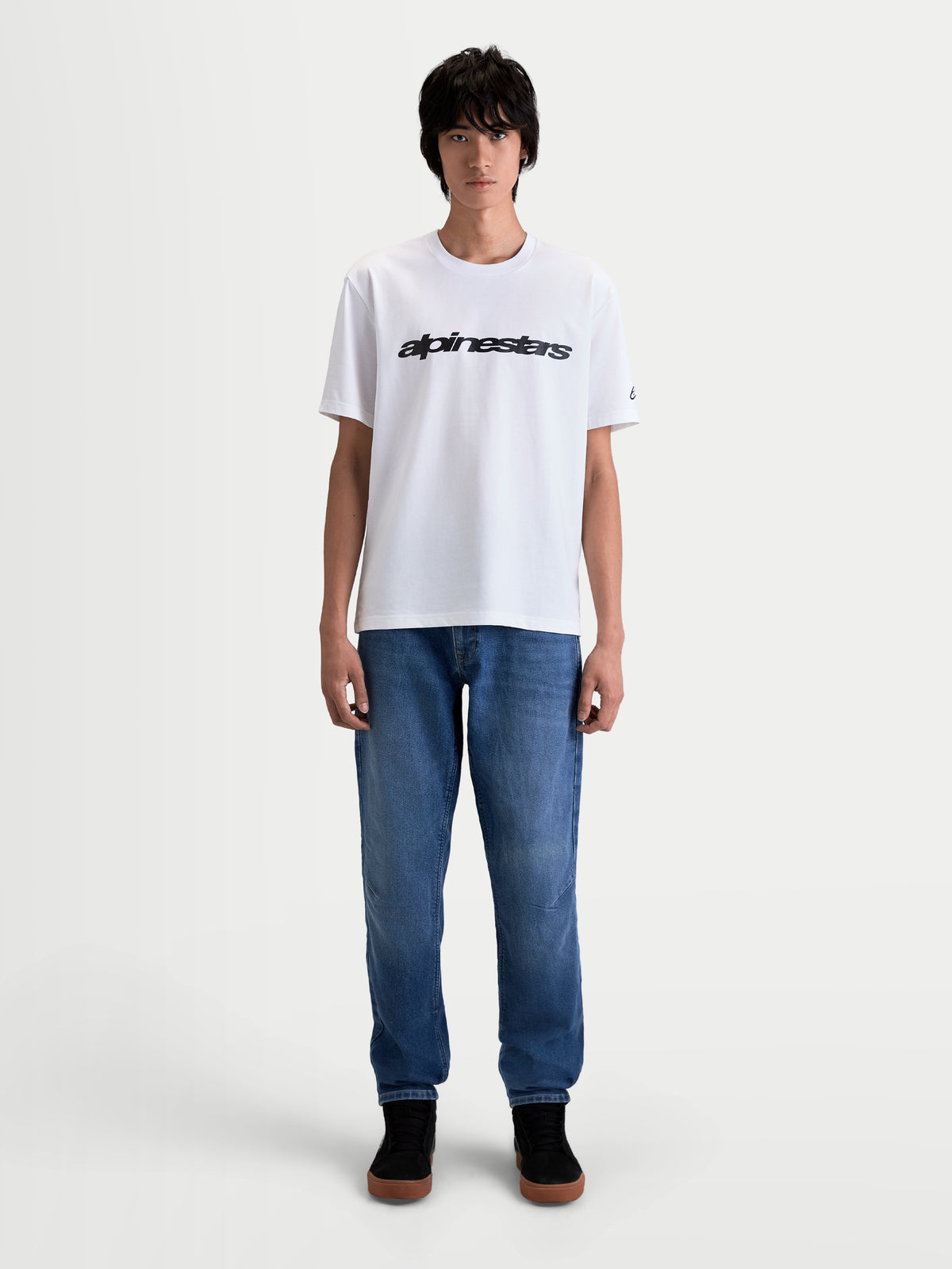 Alpinestars Race Wordmark CSF t-shirt, vit kortärmad t-shirt med svart motorsportinspirerad logotyp på bröstet, mjuk bomull-polyesterblandning, herrmodell framifrån