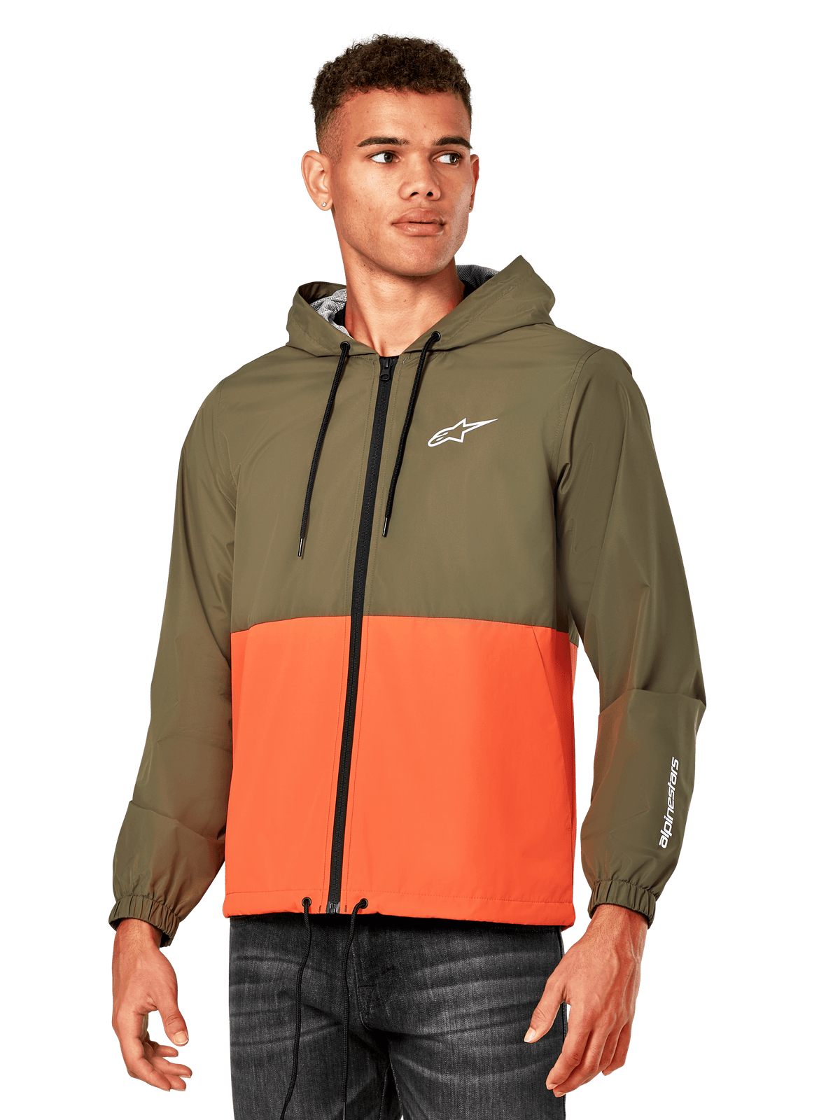 Alpinestars Speeder vindjacka, lätt vindjacka med huva, militärorange och olivgrön, färgblockerad design med vit logotyp på bröst och ärm, avslappnade motorsport-inspirerade ytterkläder