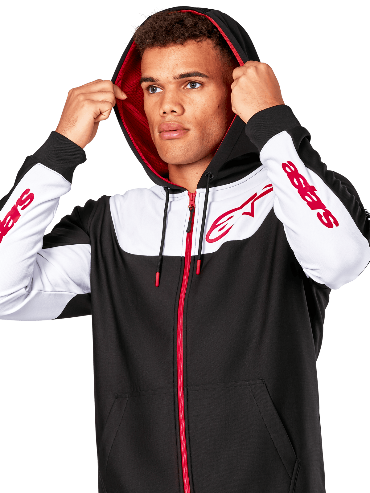Alpinestars Sessions V3 Hoodie, svart, vit och röd, huvtröja med dragkedja bärs av en man med huvan uppe, röda Alpinestars-logotyper på bröstet och ärmarna, avslappnad motorsport-streetwear