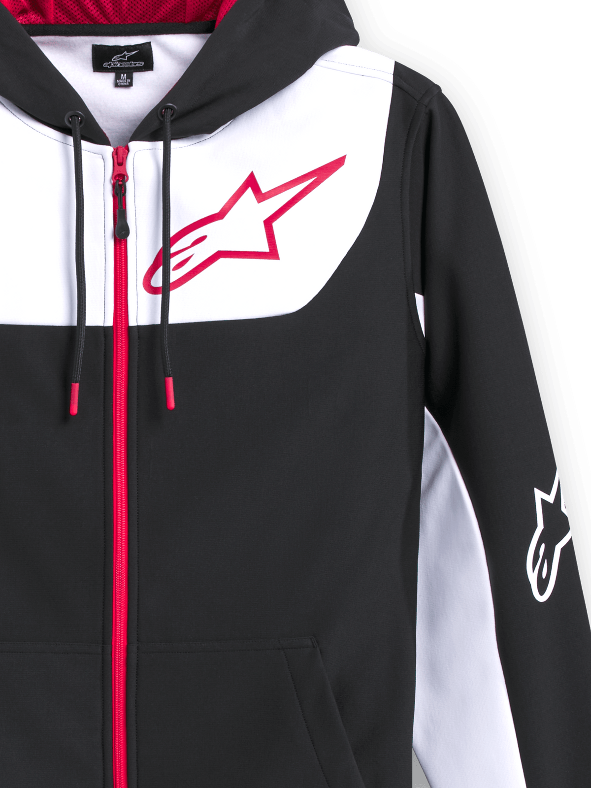 Alpinestars Sessions V3 Hoodie, huvtröja i polyfleece med dragkedja framtill, svart med vita och röda detaljer, stor röd Alpinestars stjärnlogotyp på bröstet, röd dragkedja, dragsnören med röda ändar och vit logotyp på ärmen, casual motorsport-inspirerad design