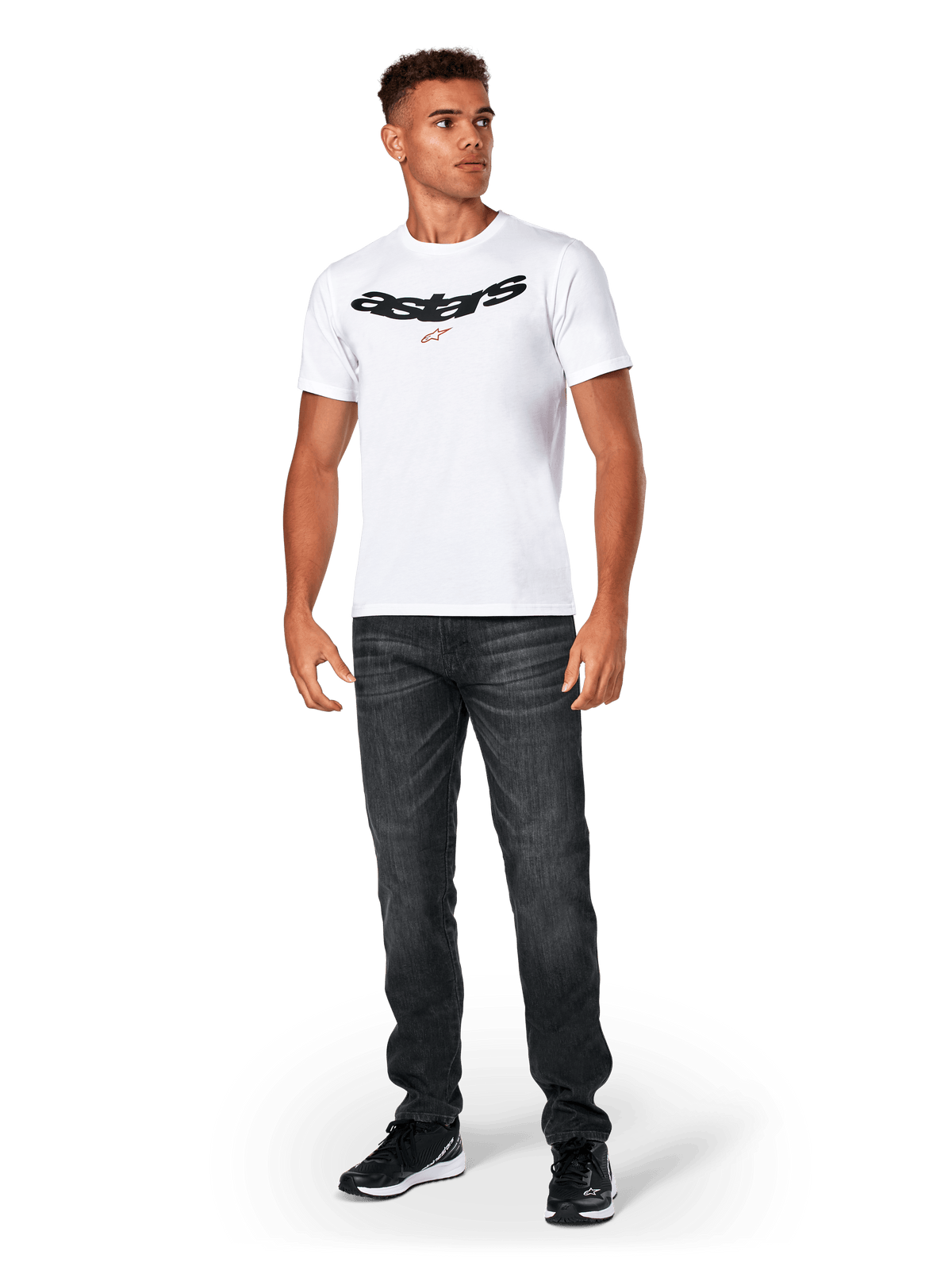 Alpinestars Elliptic CSF Tee, kortärmad t-shirt, vit, svart bågad Astars-logotyp med orange stjärnsymbol, bärs av modell med svarta jeans och sneakers, avslappnat motorsport-streetwear