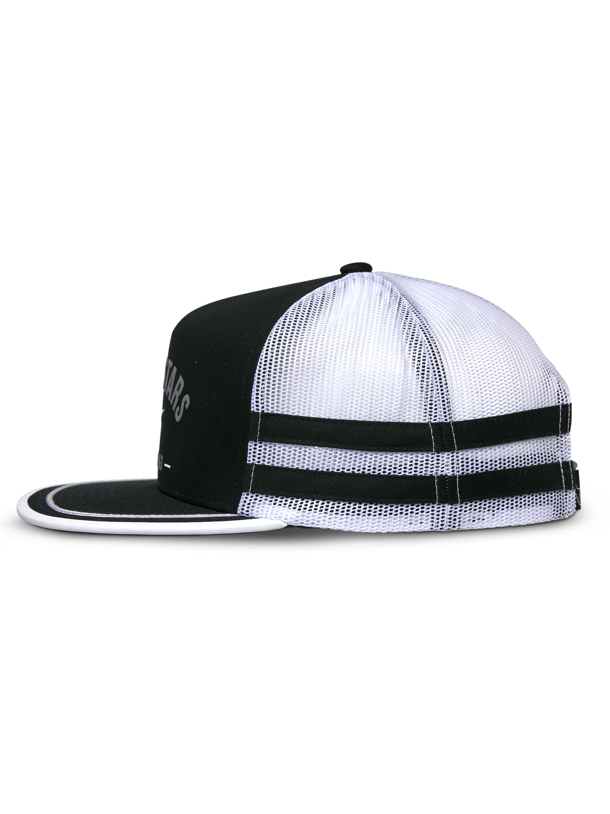 Alpinestars Backline Trucker-keps, svart och vit, sidoprofil som visar svart twill-front och vit mesh-baksida, platt skärm med vit soutache-kant, dubbla svarta applikationsränder på sidan, motorsportinspirerad keps för vardagsbruk