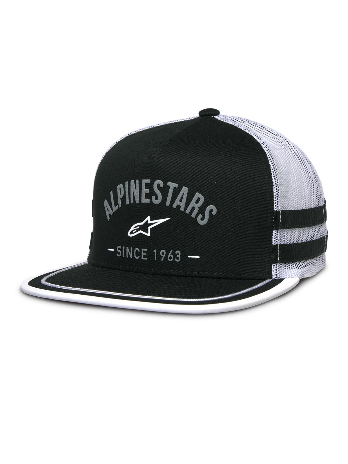 Alpinestars Backline Trucker Hat, svart twillframsida och vit meshbaksida, platt skärm med vit soutache-kant på kanten, grå välvd Alpinestars-logotyp med Since 1963-text, appliqué-ränder på sidorna, vardaglig motorsportinspirerad snapback-keps