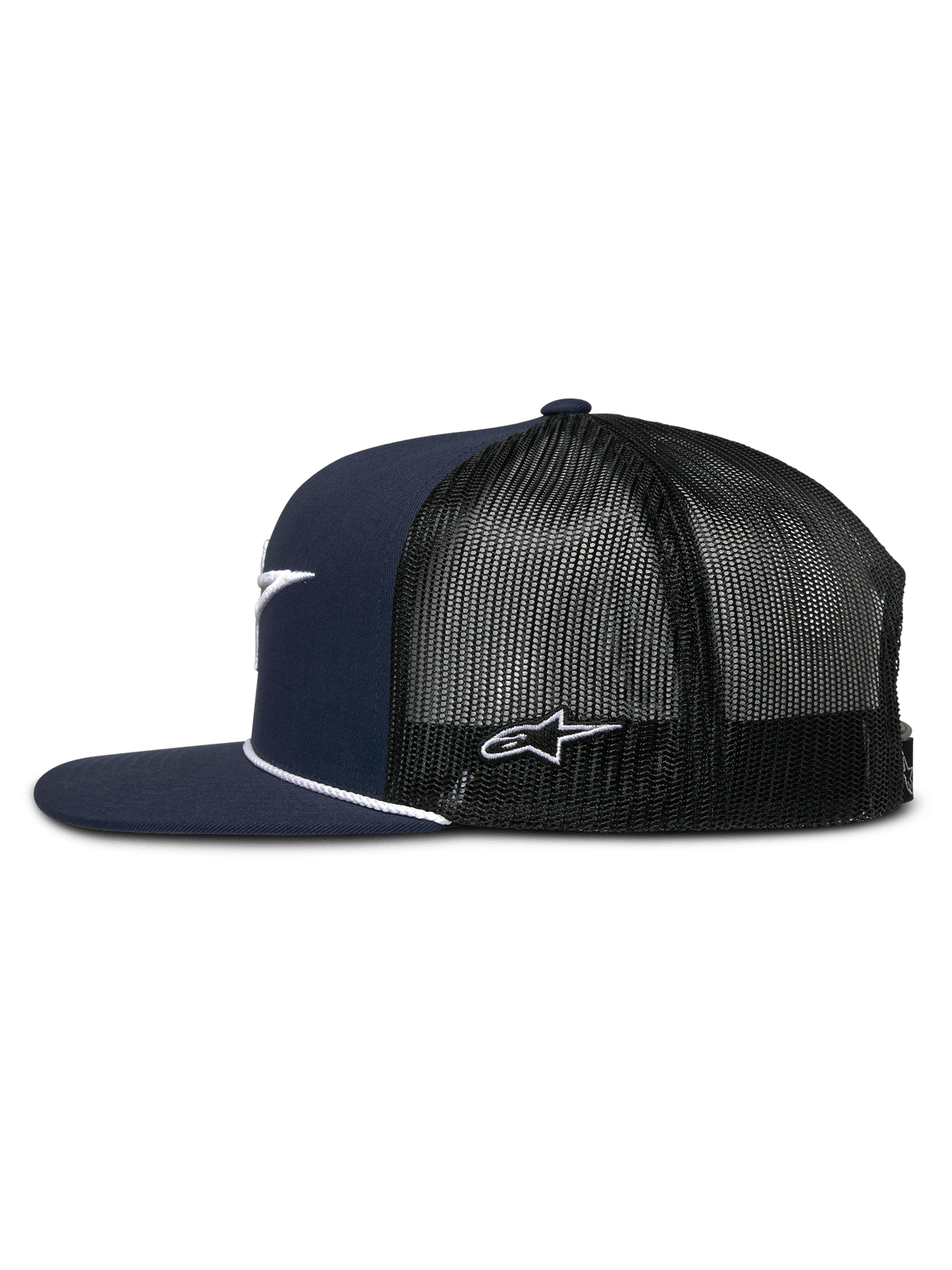 Alpinestars Orion Trucker-keps, marinblå och svart, sidovy, strukturerad krona med platt skärm och vit repsnodd, ventilerande svart nätbaksida med vitt logobroderi, avslappnad motorsportinspirerad huvudbonad