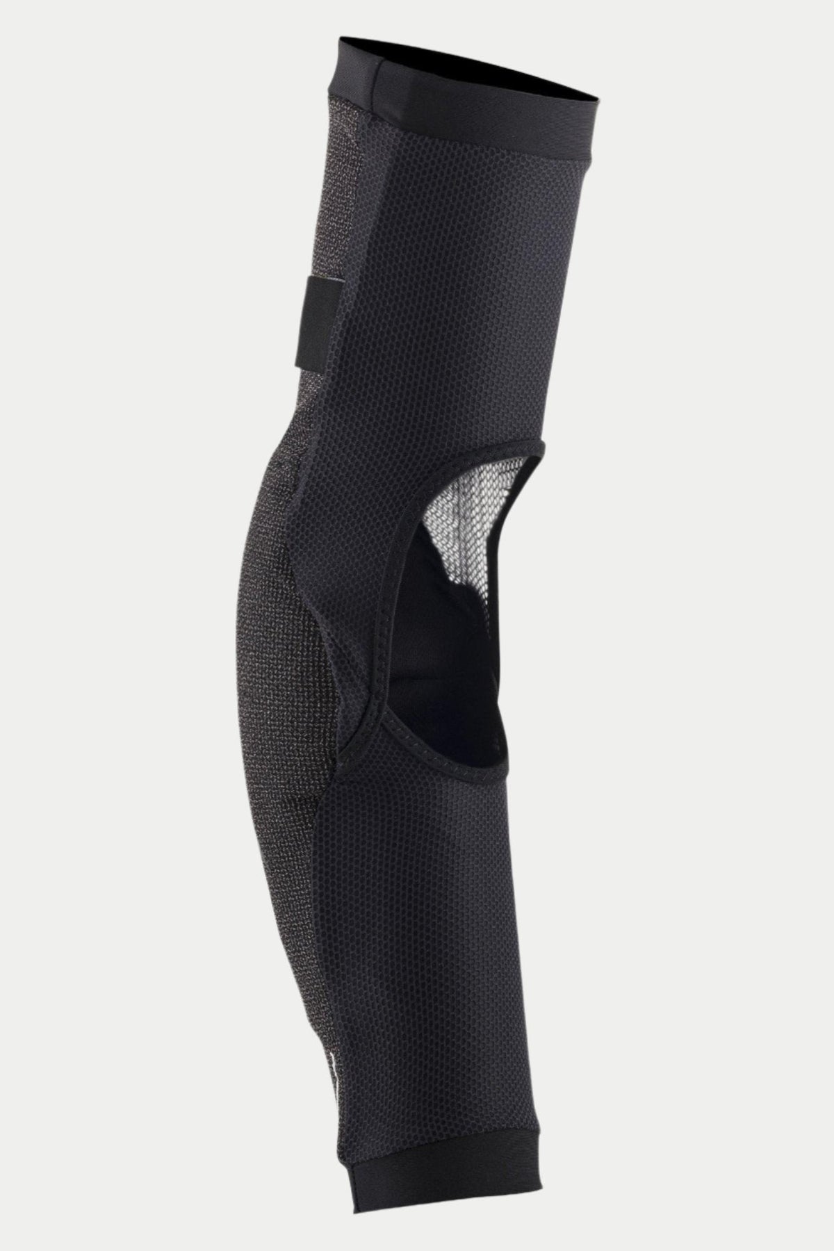 Alpinestars Paragon Pro armbågsskydd, svart, sidovy som visar konstruktion i andningsbar stretchmesh och en stor ventilationsöppning på baksidan, ergonomisk slip-on-design med elastiska muddar för mountainbike-skydd.