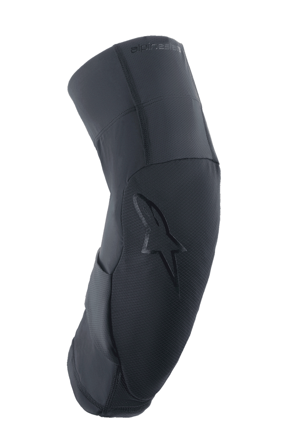 Alpinestars A-Motion Plasma Pro knäskydd, svarta, sidoprofil som visar böjd ergonomisk design, texturerad frontpanel med ton-i-ton-stjärnlogotyp, ventilerande stretch-mesh och ripstop-material, lättviktsskydd för MTB och stigcykling