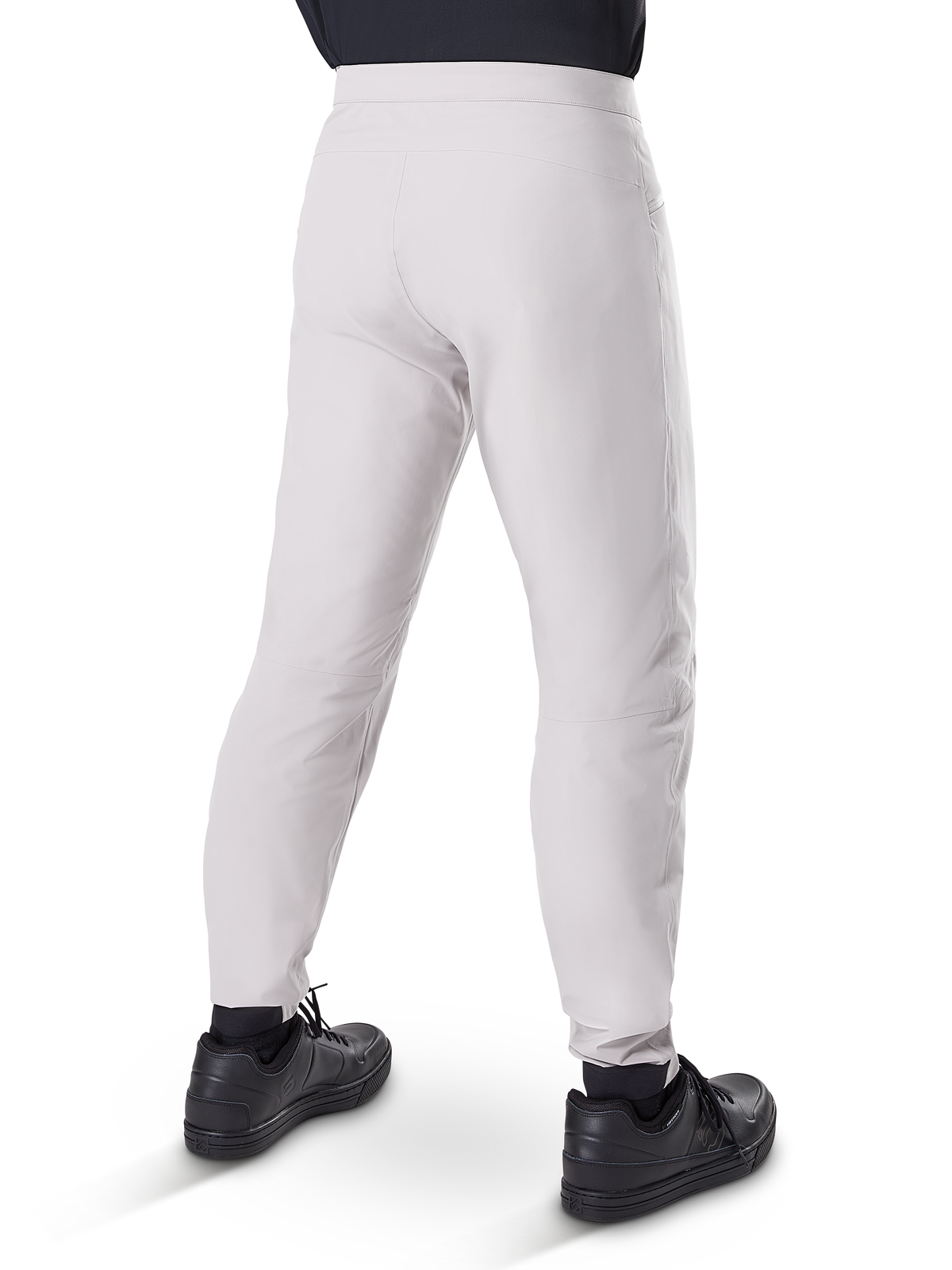 Alpinestars A-Dura Waterproof Pants, MTB-cykelbyxor, titangrå, vy bakifrån som visar avsmalnande ben och elastiska muddar, bärs med svarta skor, vattentät teknisk utrustning för mountainbike