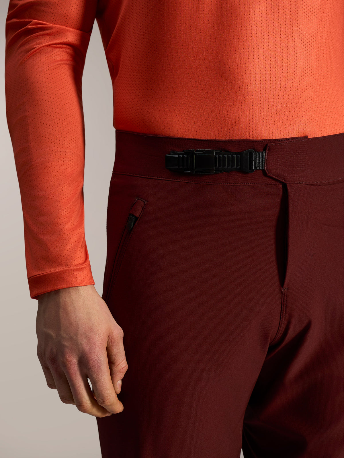 A-Dura Ride Shorts i bordeaux, detalj av det främre spännsystemet och säker dragkedjeficka för mountainbike.