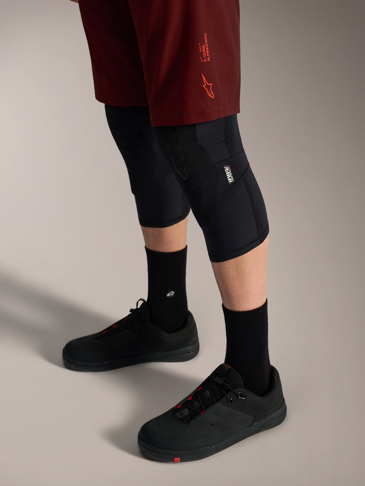 Alpinestars A-Dura Ride Shorts i Bordeaux, slitstarka MTB-shorts med stretchpassform och signaturlogotyp.