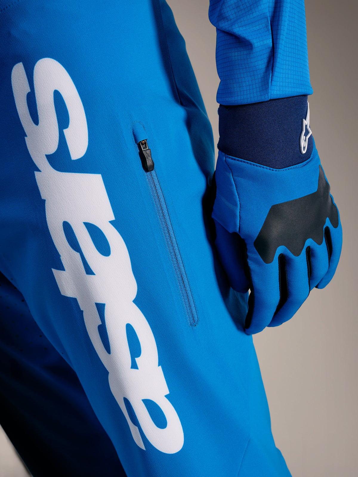 Faded Bright Blue A-Supra Elite MTB-byxor med stor vit Astars-logotyp och vertikal sidoficka med dragkedja.