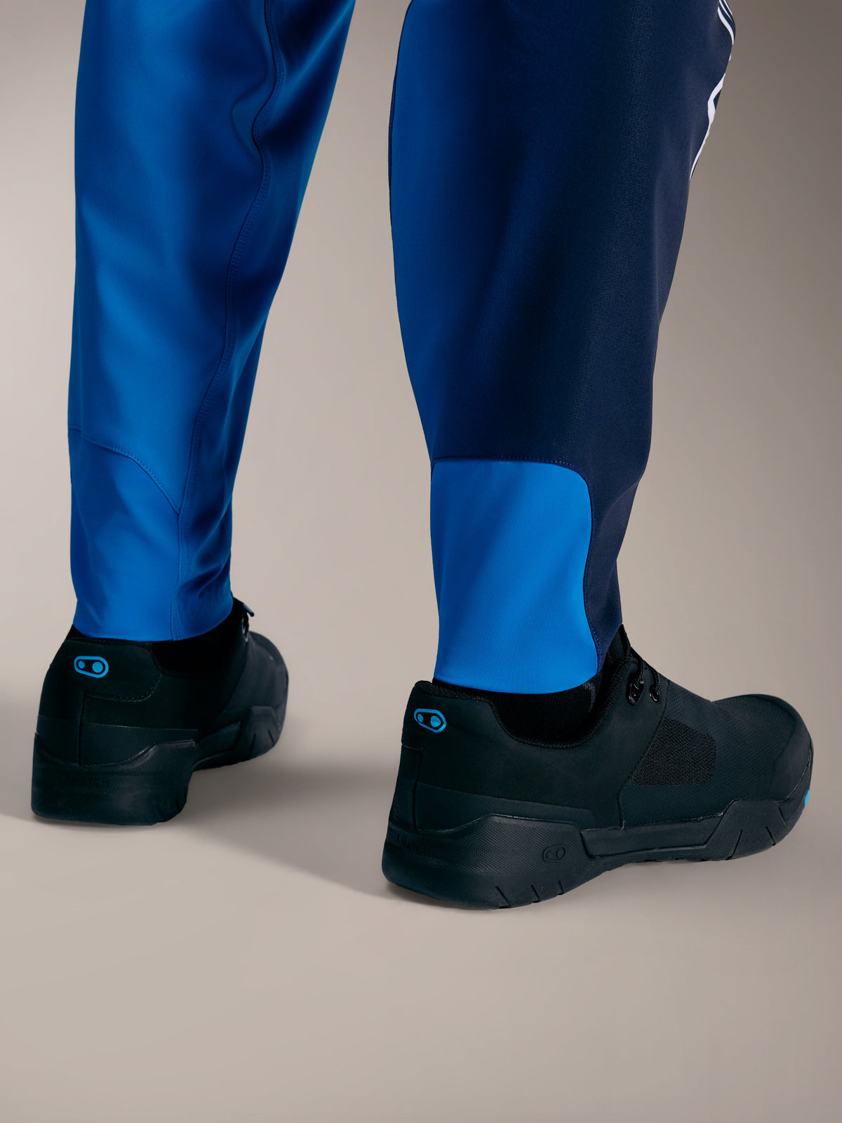 Alpinestars A-Supra Elite-byxor i Faded Bright Blue med avsmalnande elastiska muddar och premium 4-vägsstretchtyg.