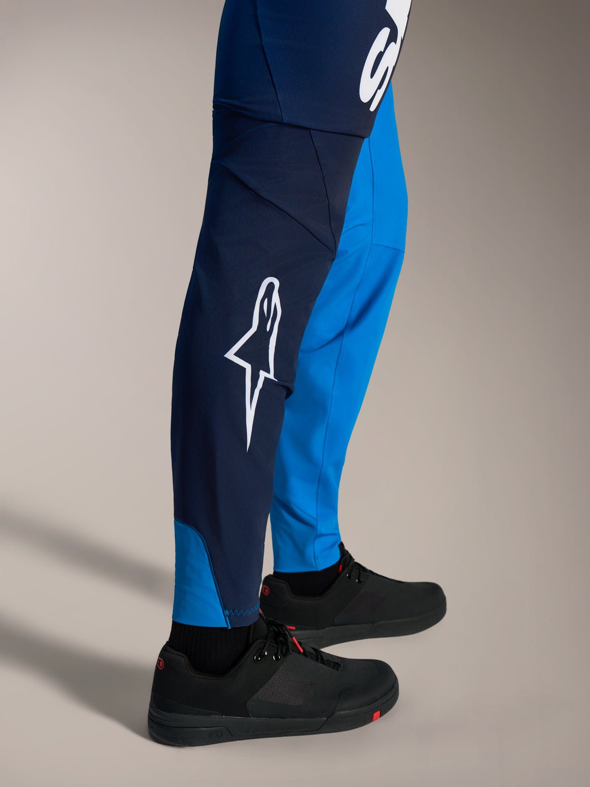 A-Supra Elite MTB-byxor i blekt klarblått med vit Astars-logotyp och slim-fit racing-konstruktion.