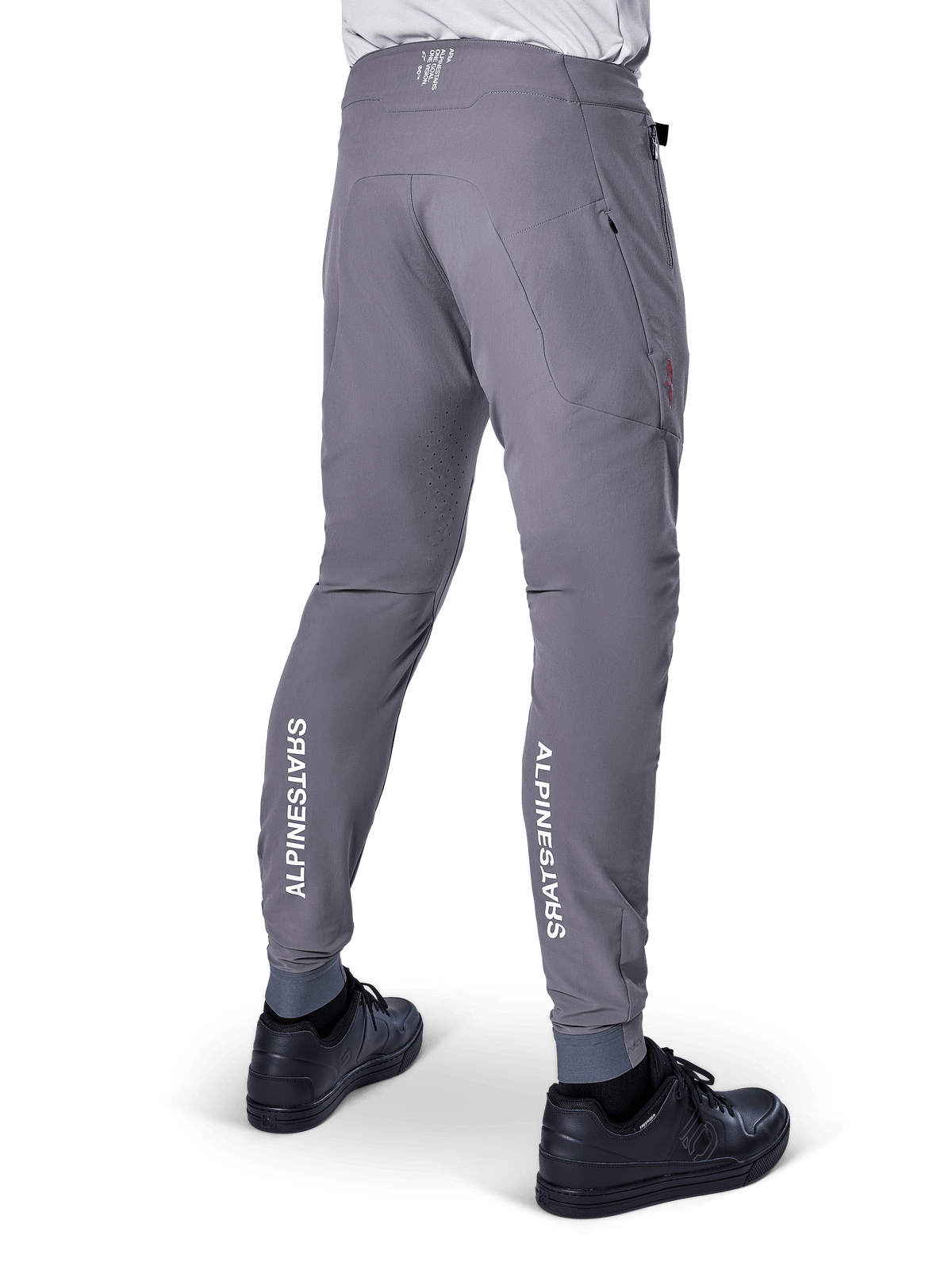 Alpinestars A-Aria Elite byxor, MTB-byxor, mörkgrå med vertikala vita Alpinestars-logotyper på baksidan av underbenen, laserperforerade ventilationshål, elastiska muddar och en prestandapassform för mountainbikecykling