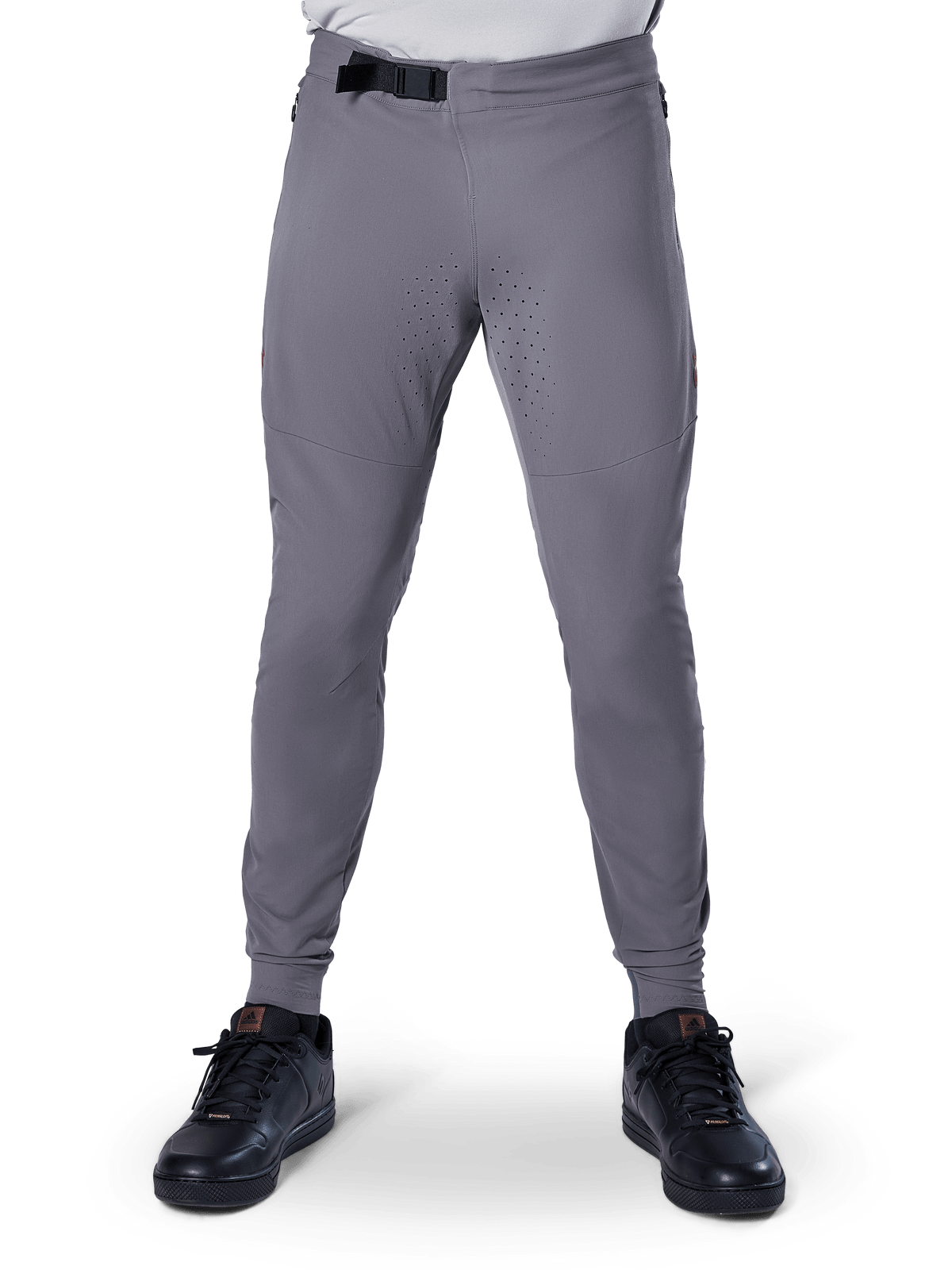 Alpinestars A-Aria Elite-byxor, mountainbike-byxor, mörkgrå, med laserperforeringar på innerlåren för ventilation och ett magnetiskt spänne i midjan, prestandapassform med avsmalnande ben bärs med svarta sportskor