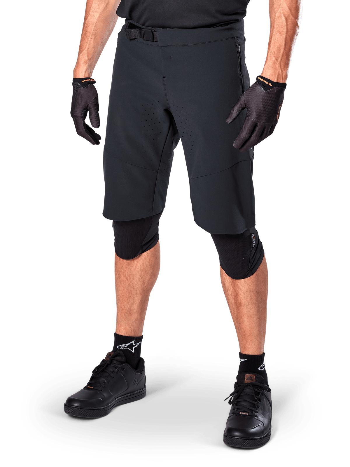 Alpinestars A-Aria Elite Shorts, svarta cykelshorts, bärs med matchande svarta handskar och knäskydd, med magnetspänne och laserskurna perforeringar, stilren design för mountainbikecykling i terräng