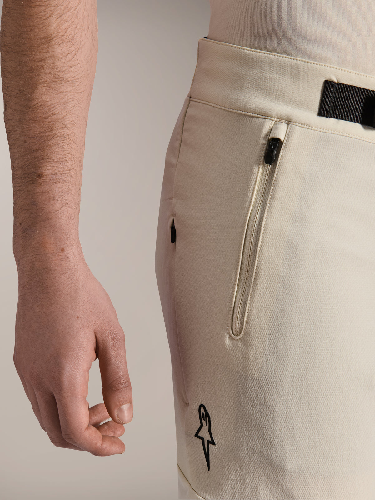 Alpinestars A-Aria Elite Shorts, mountainbike-shorts, Ecru, närbild från sidan som visar ficka med dragkedja och magnetiskt spänne, högpresterande cykelkläder med svarta detaljer