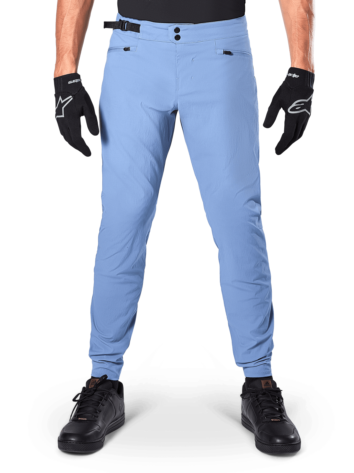 Alpinestars A-Dura byxor, MTB-byxor, Infinity Blue, ljusblå mountainbikebyxor med dubbel tryckknappsstängning och fickor med dragkedja, bärs med svarta handskar och svarta skor, normal passform med elastiska muddar