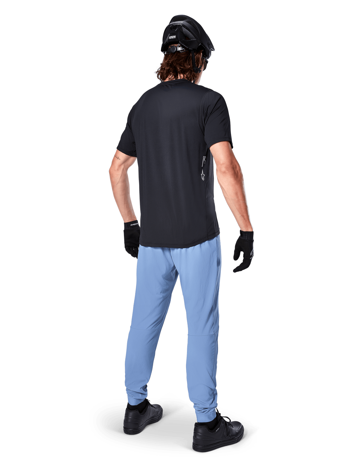 Alpinestars A-Dura Pants, MTB-byxor, Infinity Blue, vy bakifrån på modell i svart t-shirt och svart cykelhjälm, med slitstarkt 2-vägsstretchtyg och elastiska muddar, funktionskläder för mountainbike