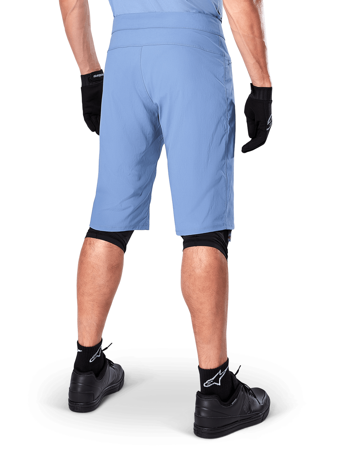 Alpinestars A-Dura Shorts, Infinity Blue mountainbike-shorts, bakifrån, matchade med svarta handskar, knäskydd och svarta strumpor med vit stjärnlogotyp, slitstarkt stretchmaterial för terrängcykling