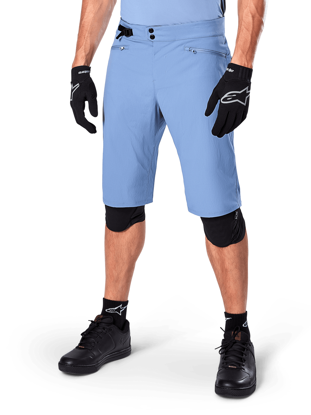 Alpinestars A-Dura Shorts, Infinity Blue, mountainbike-shorts, med dragkedjeförsedda fickor och dubbelknäppning, bärs med svarta handskar och knäskydd, slitstarkt 2-vägs stretchtyg för MTB