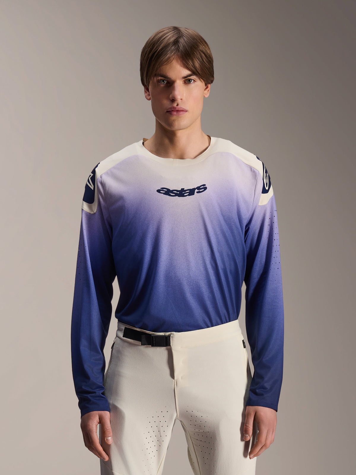 Alpinestars A-Aria Polartec Maker Elite-tröja, långärmad MTB-tröja, Baja Blue med vit-till-blå gradient, bärs av en modell med vita byxor, mörkblå logotyp på bröstet och laserperforeringar på ärmarna, funktionskläder för mountainbike