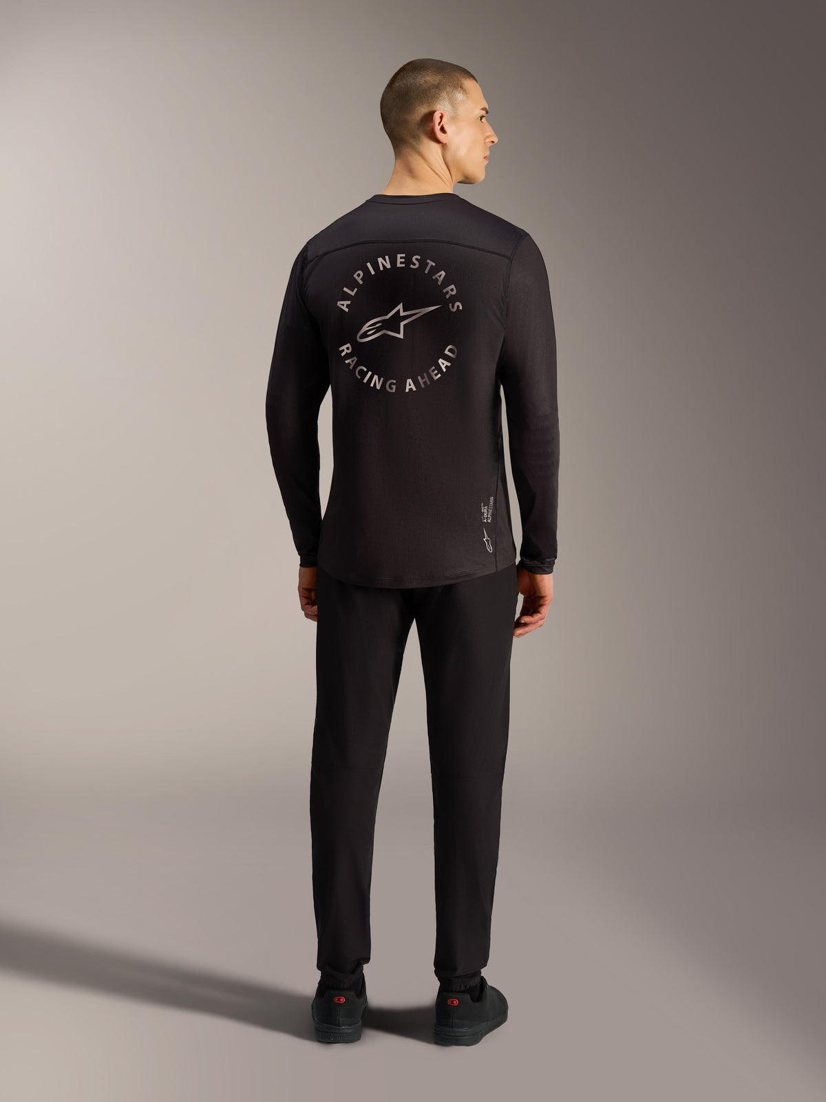 Svart A-Dura Air långärmad MTB-tröja med cirkulär Racing Ahead-grafik på ryggen och andningsbar jacquard-mesh.