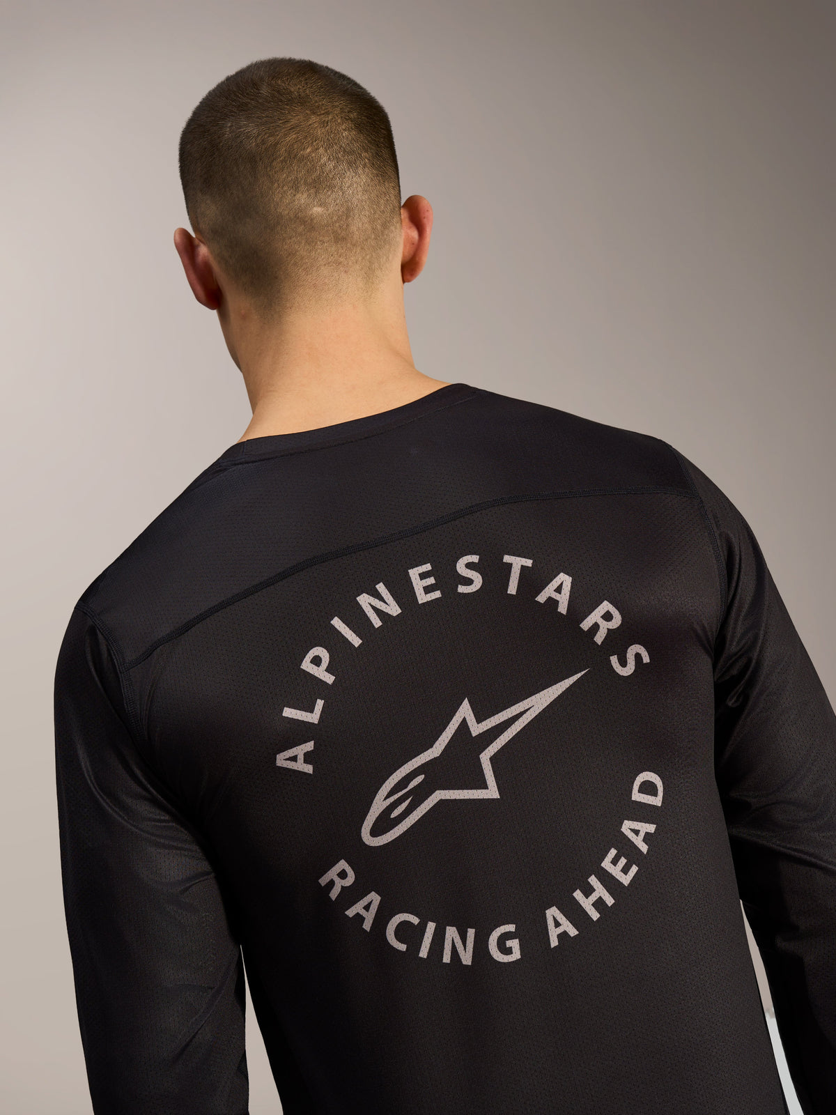 Svart A-Dura Air långärmad tröja, ryggdetalj med Alpinestars Racing Ahead-logotyp tryckt på mesh-tyg.