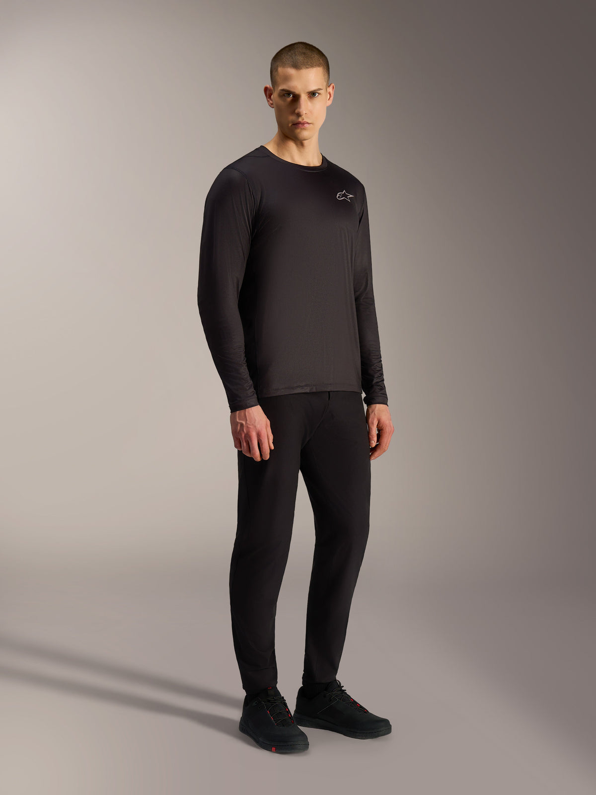 Svart Alpinestars A-Dura Air långärmad MTB-tröja i ventilerande och fukttransporterande jacquardtyg med en liten bröstlogotyp.