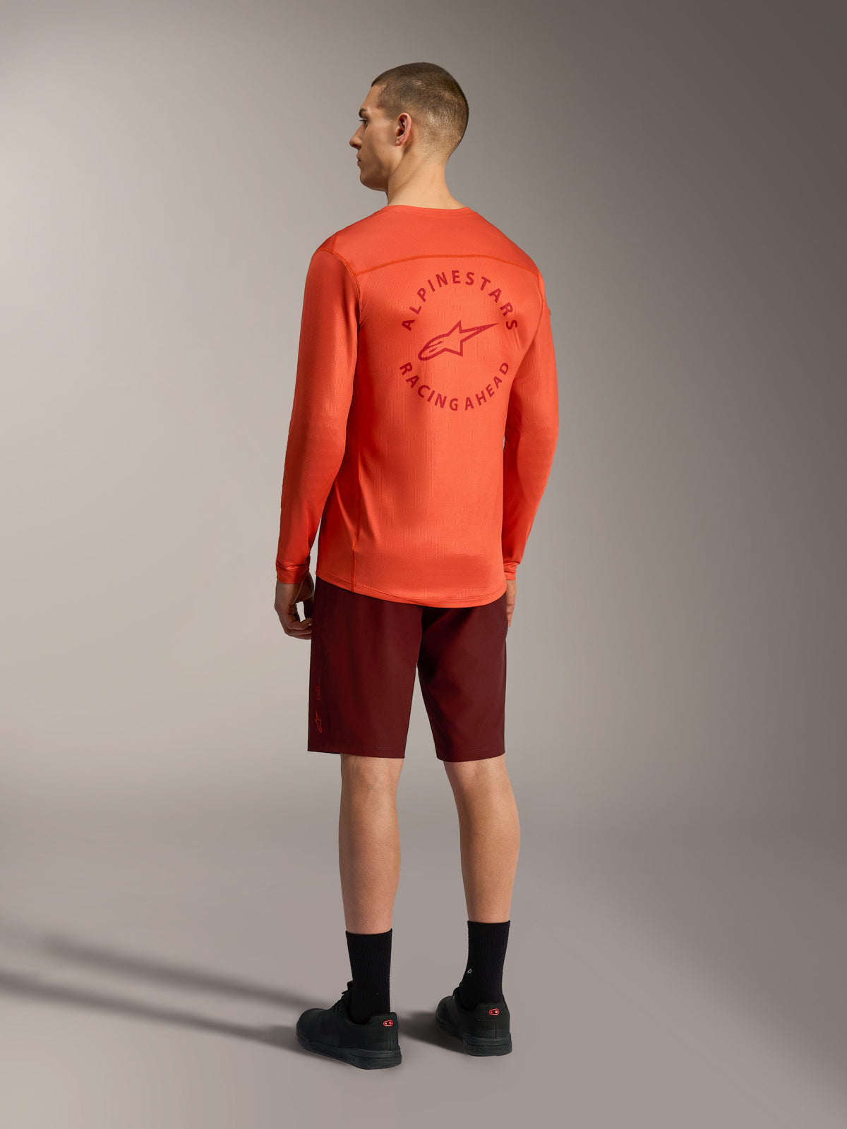 Alpinestars A-Dura Ride Shorts i bordeaux och klart orange A-Dura Air LS Jersey, bakifrån, MTB-utrustning.