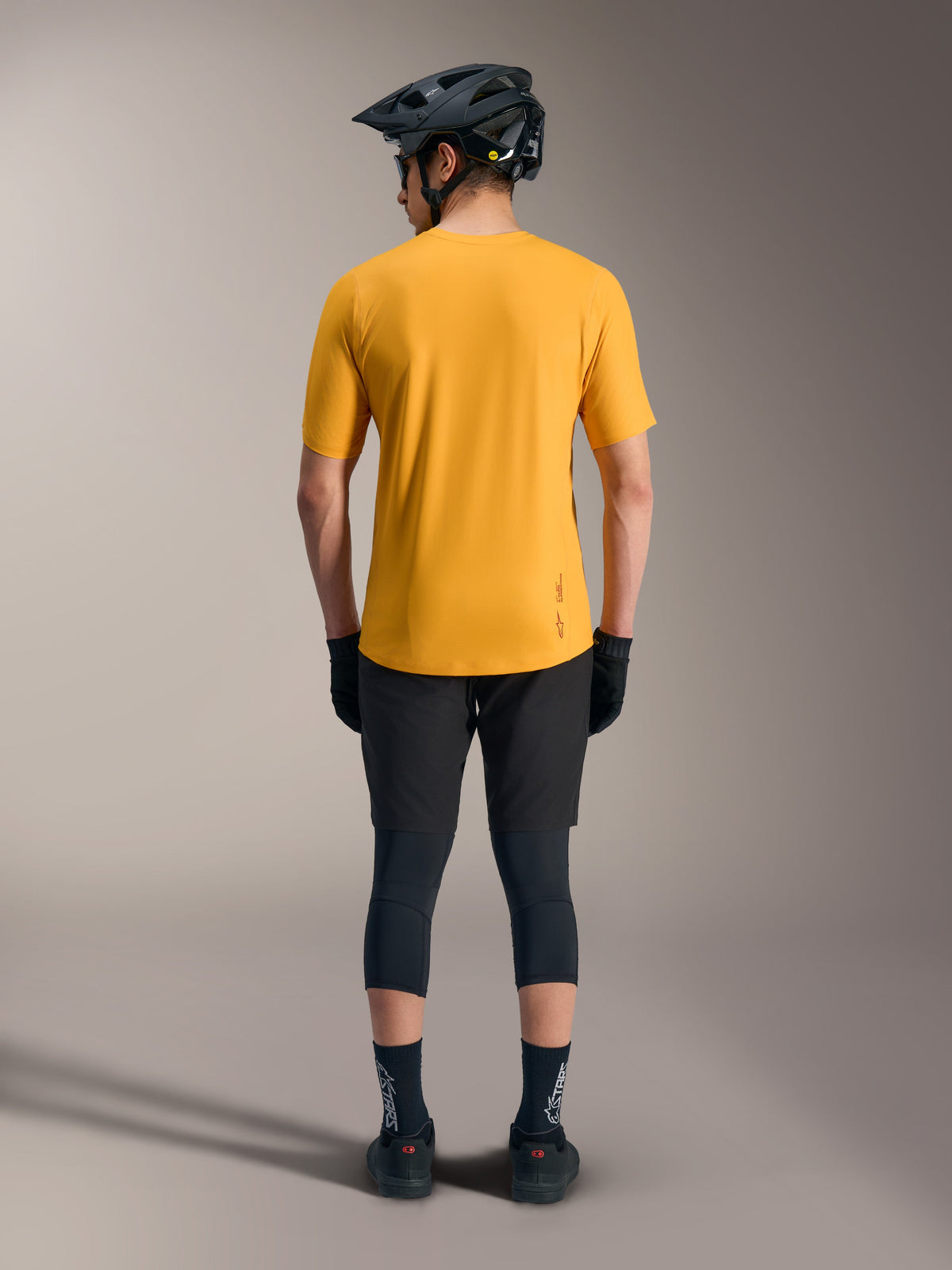 Orange A-Dura Ride kortärmad tröja, baksida med förlängt bakstycke och logodetalj i avslappnad mountainbikestil.